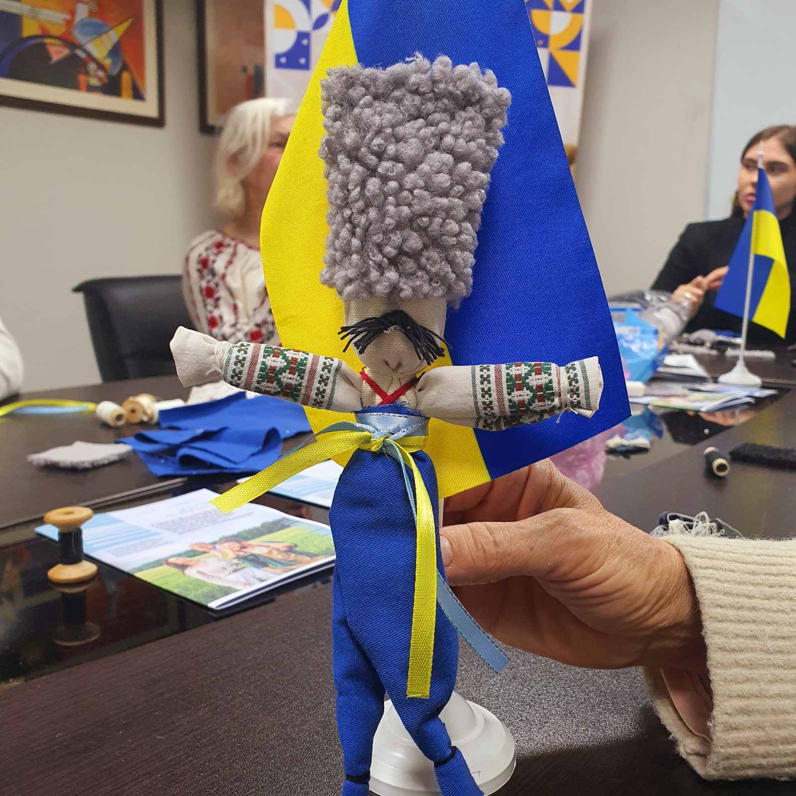 Козаки-мотанки, зроблені під час майстер-класу в Центрі життєстійкості