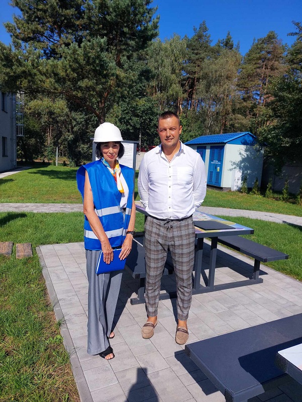Анна з директором сміттєпереробного