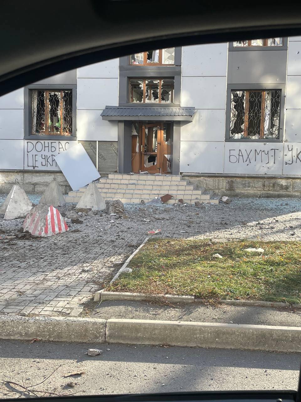 Колишнє приміщення архіву у Бахмуті - залишились лише порожні стелажі
