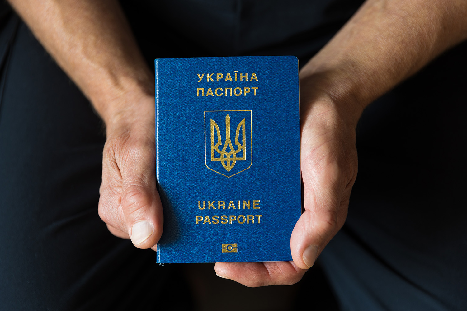 Що робити, якщо працівник ОМС залишився на тимчасово окупованій території і змушений був отримати паспорт рф?