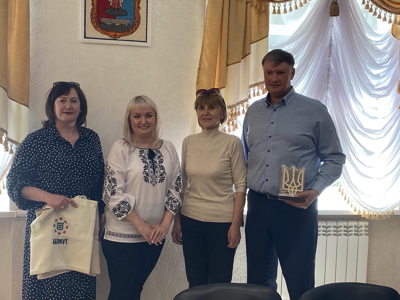 Бахмутяни разом із представниками Волочиської громади, яка прихистила архів